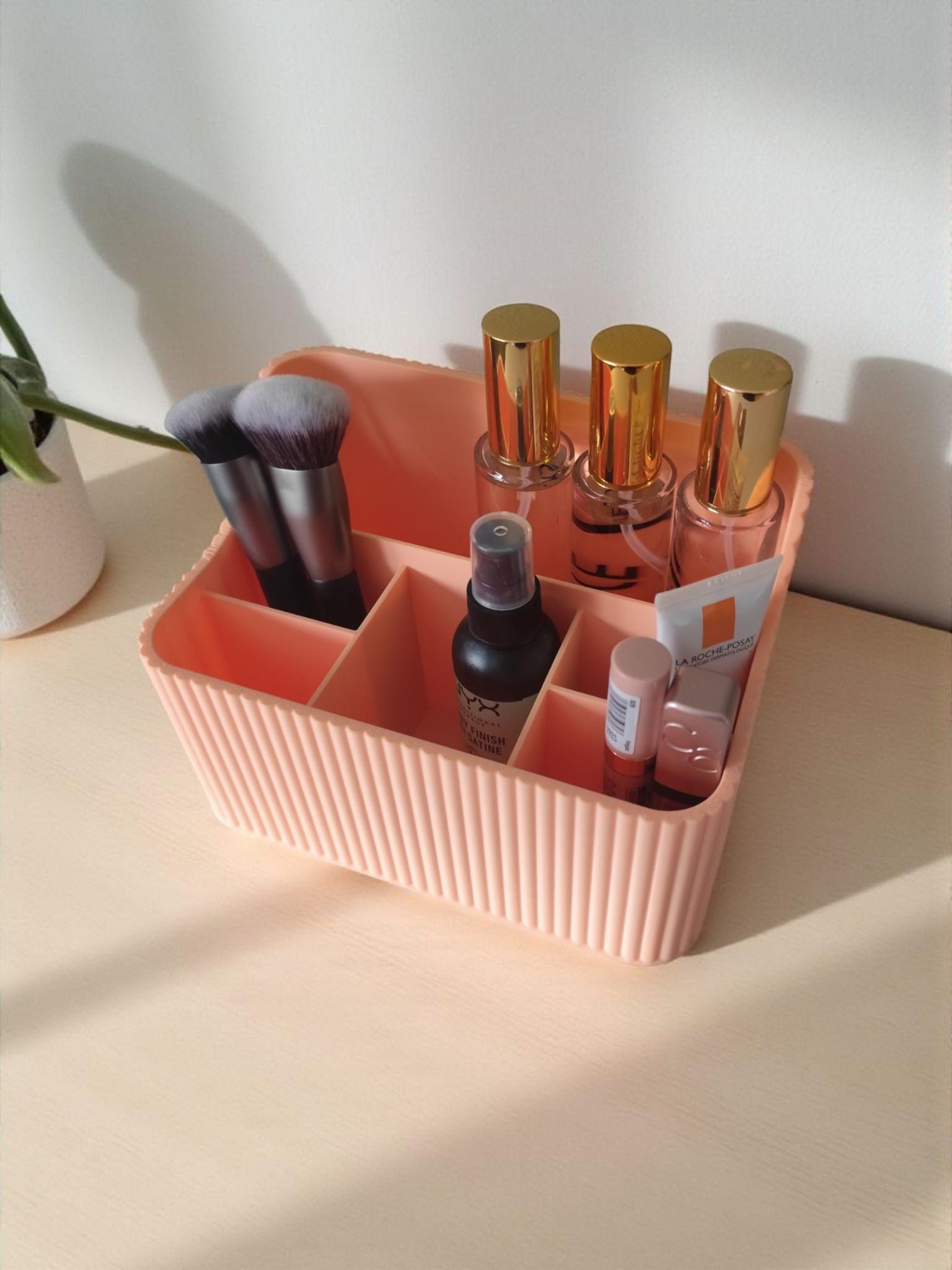 Ribbed Makeup Organizer